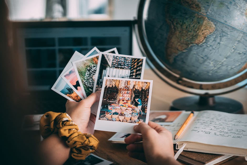 Image depicting various types of travel insurance policies and a globe symbolizing international travel