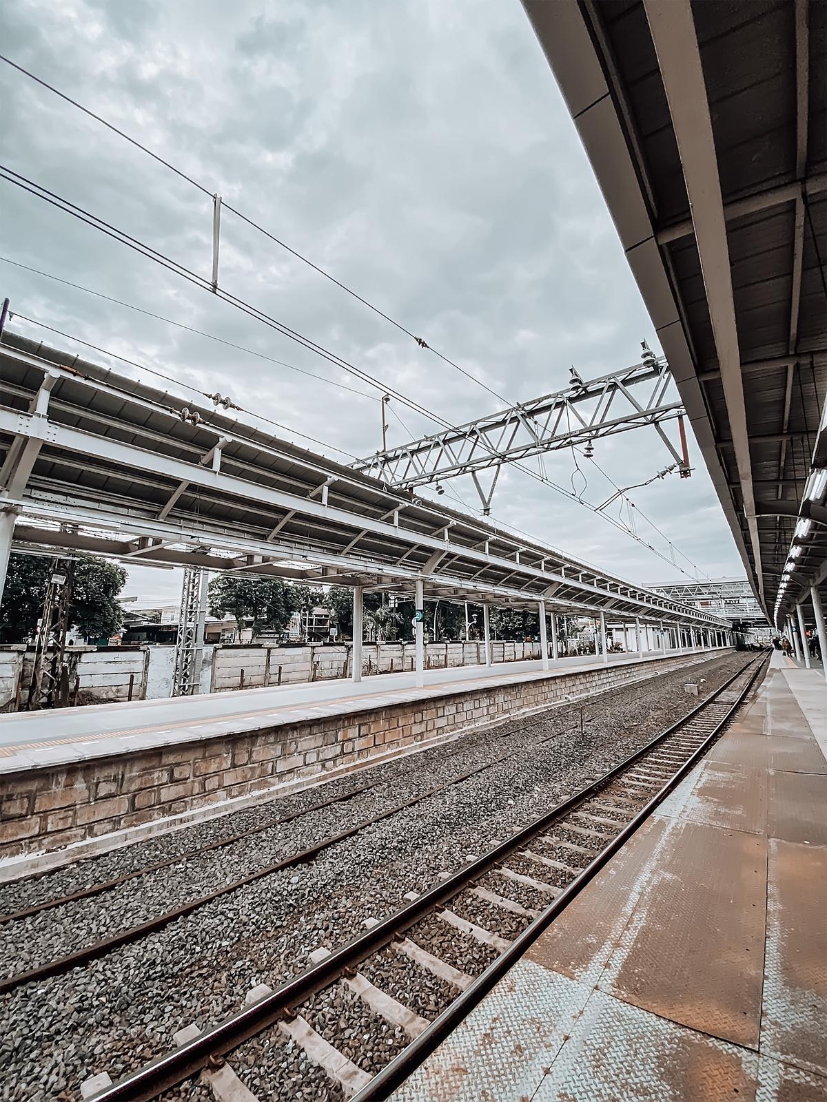 A picture of a train station with facilities such as luggage storage, accessibility options, refreshments, and additional services.